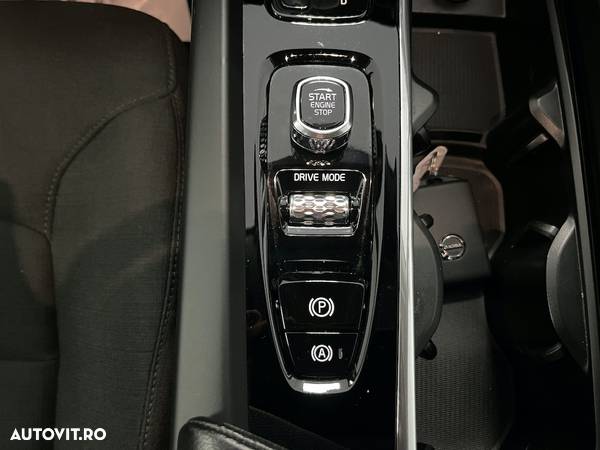 Volvo XC 60 B4 MHEV AWD Momentum - 24