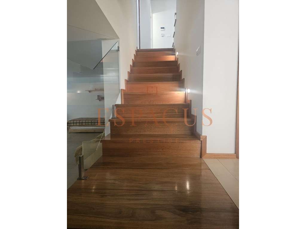 Moradia V4 com Vista Mar - Um Refúgio de Conforto e Elegância-51