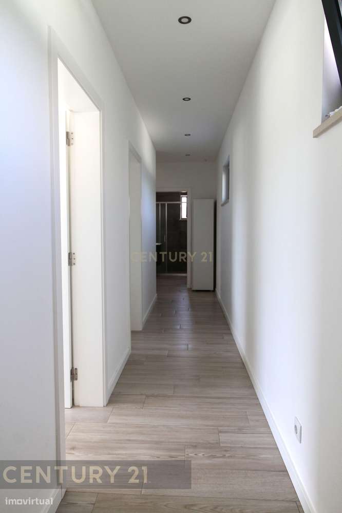 Luxo e Tranquilidade em Sagres: Uma Moradia Contemporânea à espera de-19