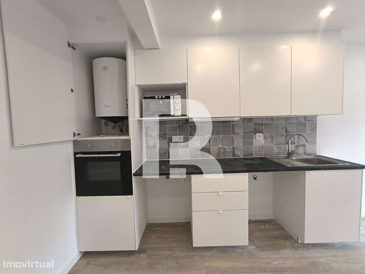 Apartamento T2 com terraço, Remodelado na Tapada das Mercês - Grande imagem: 3/25