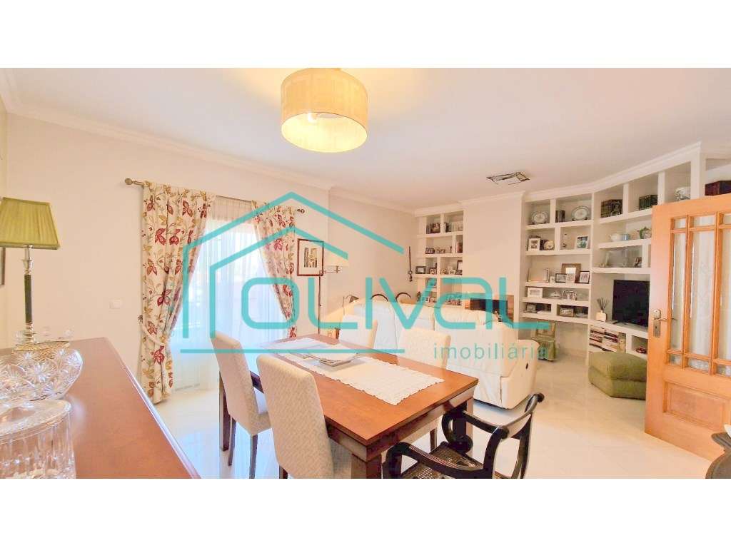 T4 com Arrecadação e Garagem Box no Centro de Benavente - Excelente...-3