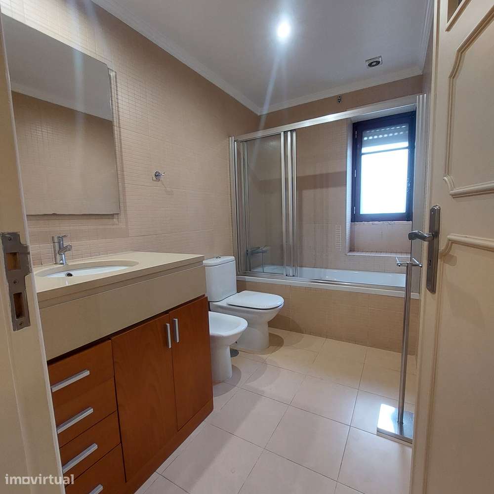 Apartamento T4 com 3 casas de banho e garagem-16