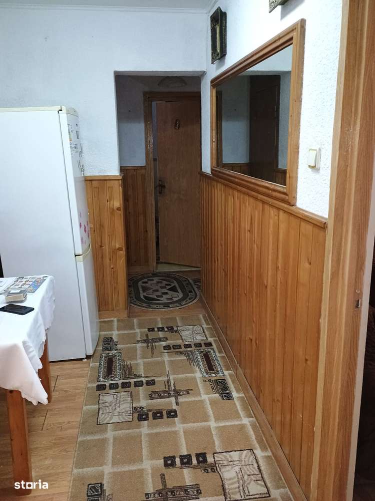 G.Enescu-Zona Spital-Apartament 3 camere decomandat,et.1,cu centrala.-2