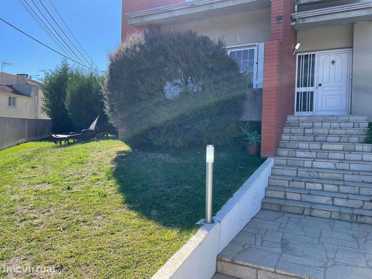 Moradia de 4 frentes com painéis solares, T4, piscina, cave e jardim-25