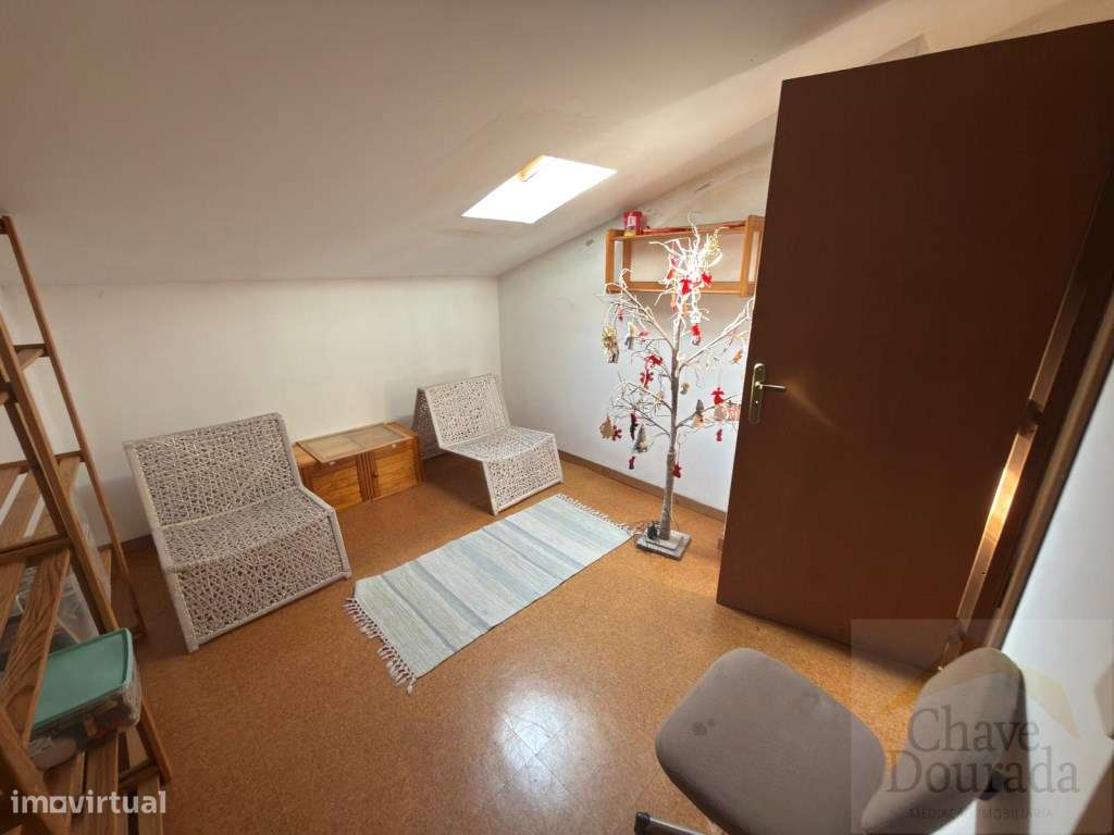 Apartamento T3+3 com garagem e sótão - São Martinho do Bispo-29