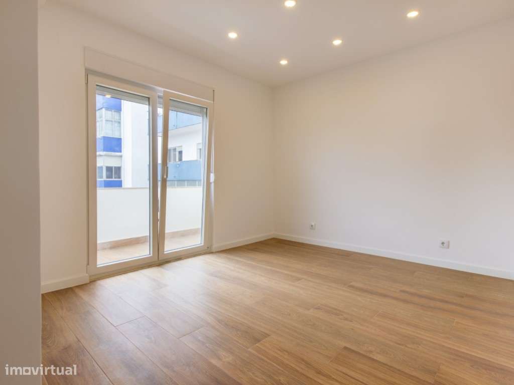 Onde a Luz Encontra o Design | T1 Remodelado com Varanda e Open Spa...-11