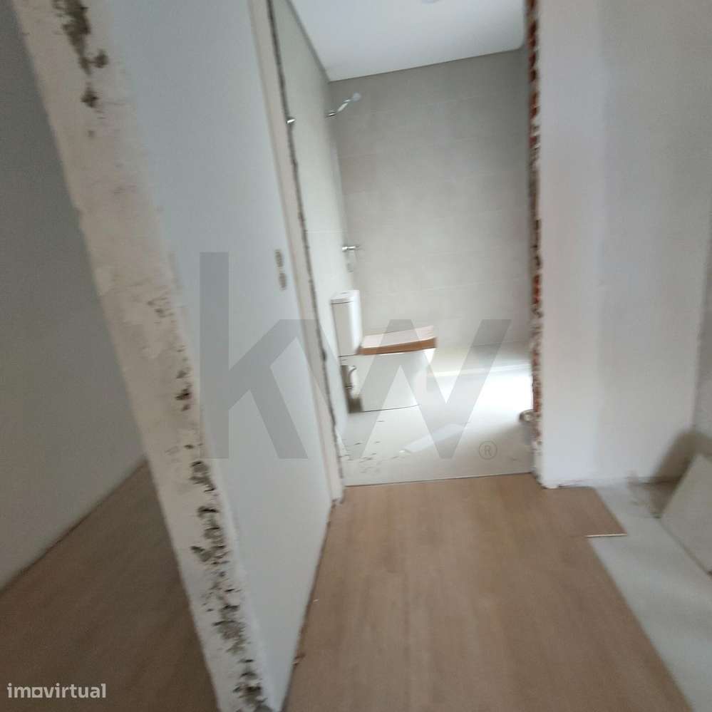 MORADIA TRIPLEX T4 GEMINADA COM ESPAÇO EXTERIOR - Grande imagem: 3/27