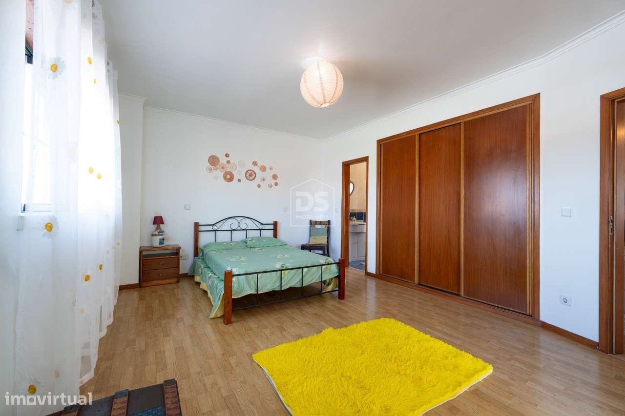 Moradia T5 geminada na Garcia, Marinha Grande-33