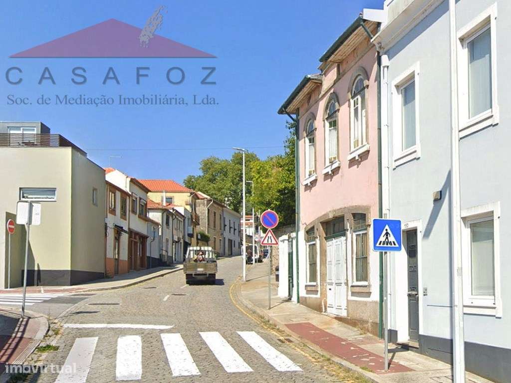 Lordelo do Ouro - Moradia de gaveto para recuperação total-3