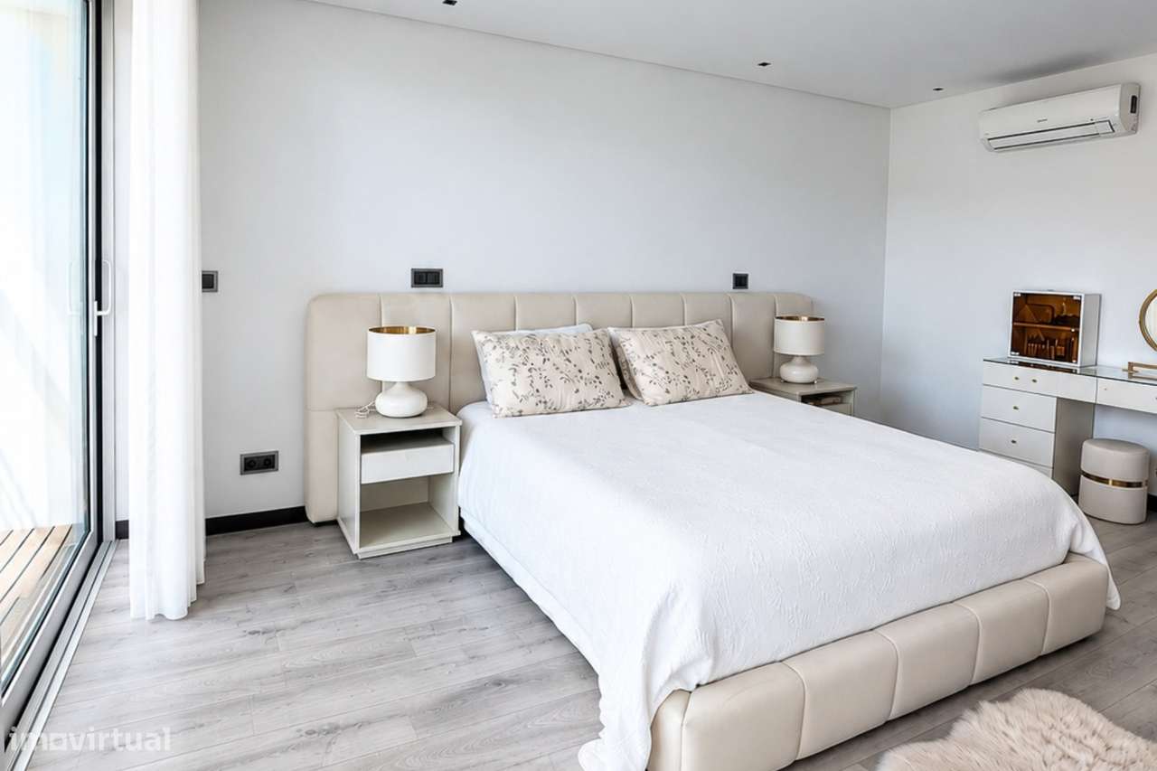 Moradia T4 com Piscina e Terreno em Oiã-8