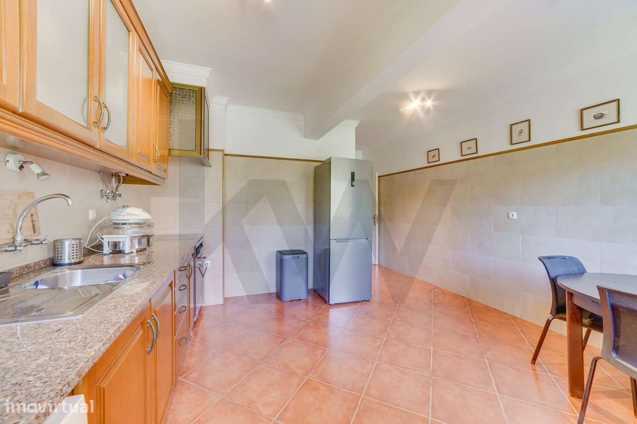 Apartamento T2 em Monte Abraão: Espaço, Luz e Conforto-13