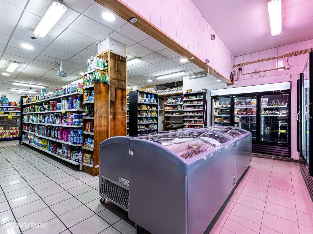 Supermercado em funcionamento no centro de Albufeira-10
