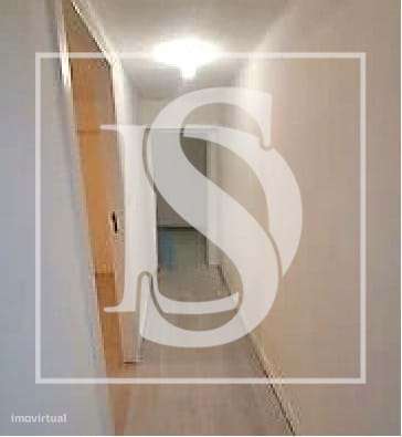 Loja remodelada e transformada em apartamento no Laranjeiro-12