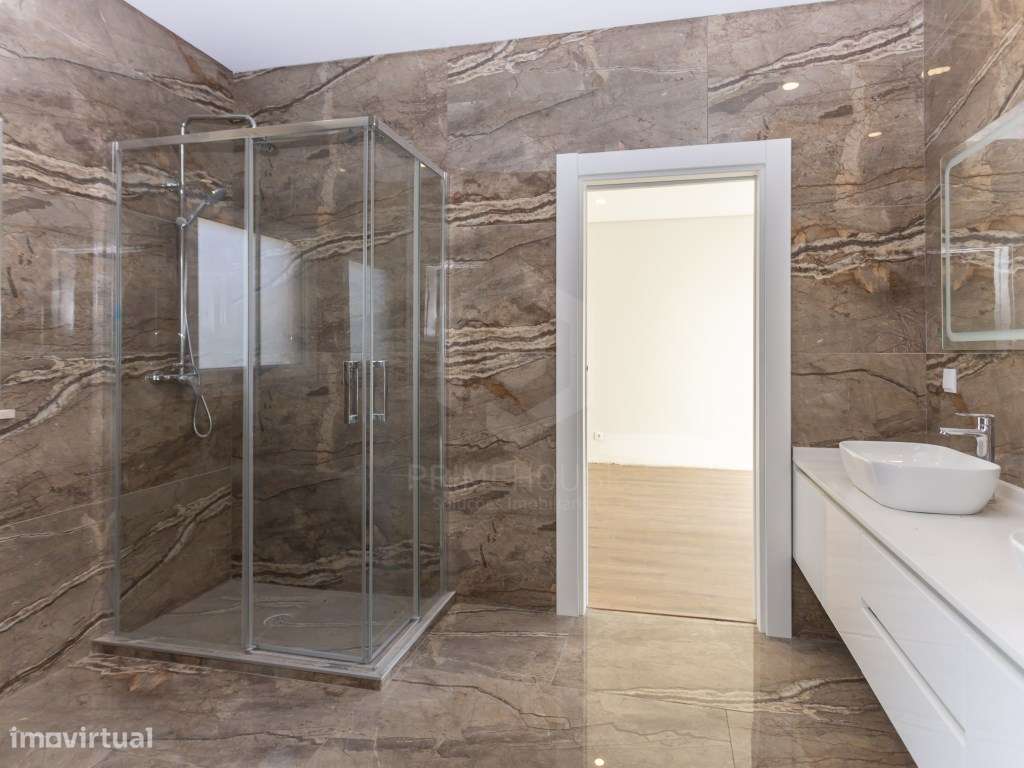 Moradia isolada T5 acabamentos Premium/ piscina e garagem-22