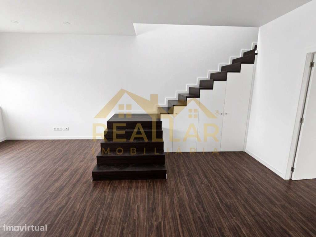 Apartamento T3 Renovado em Lordelo do Ouro - Porto-4