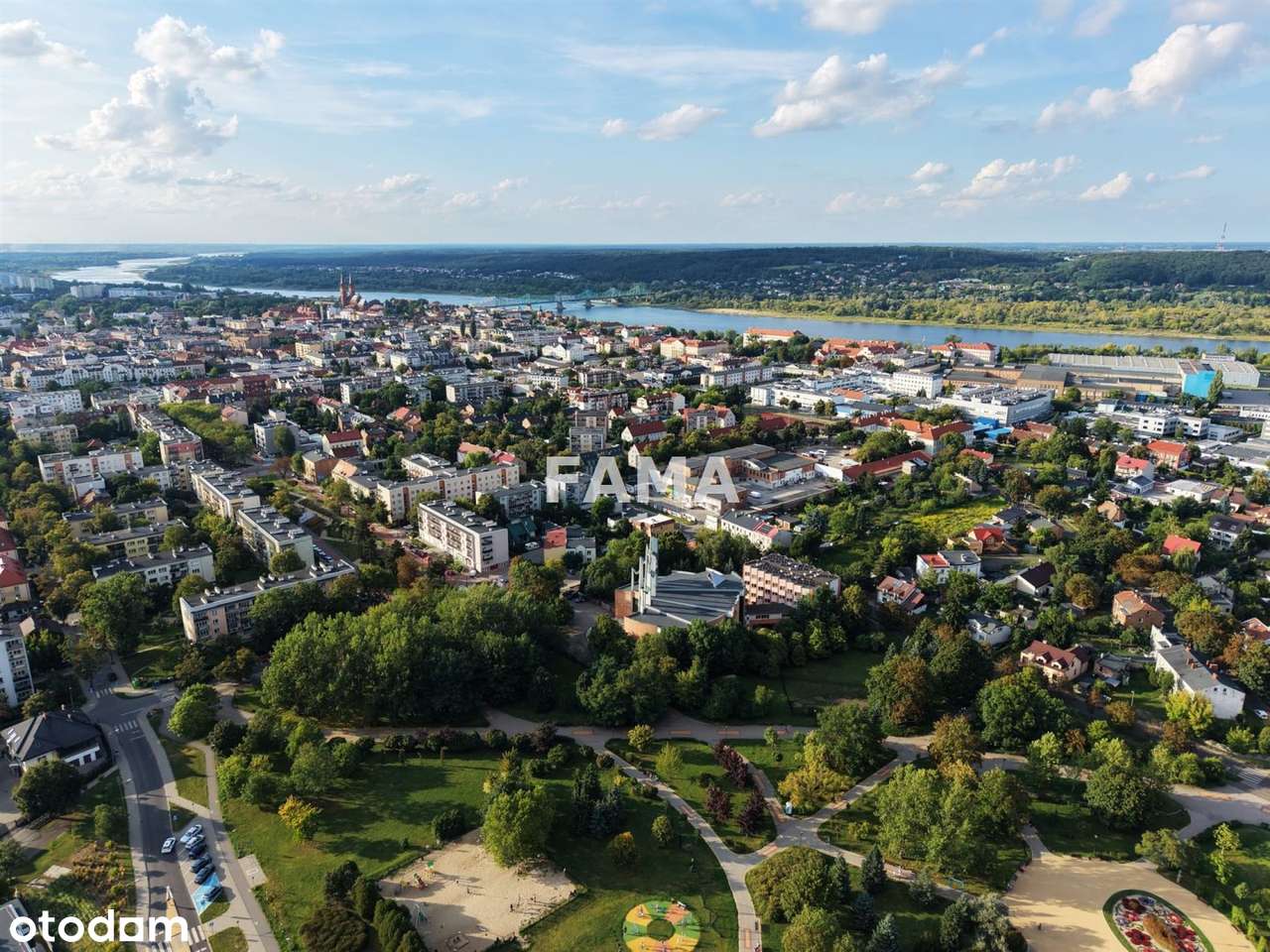 Udział 1/2 części w kamienicy 365 m2, działka 1092