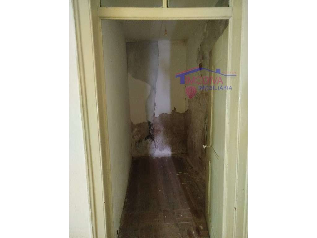 Moradia T2 com arrecadações, garagem e quintal em Constância-10