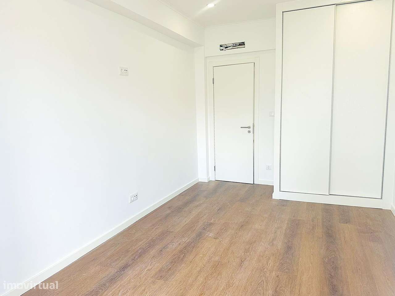 T2 Totalmente Remodelado na Reboleira - Pronto a Habitar!-9