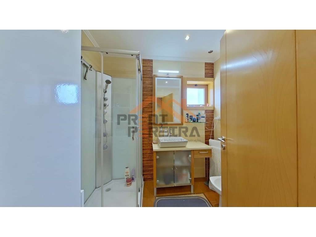 Situado na Urb. Colinas do Cruzeiro, T3 com três varandas e box par...-16