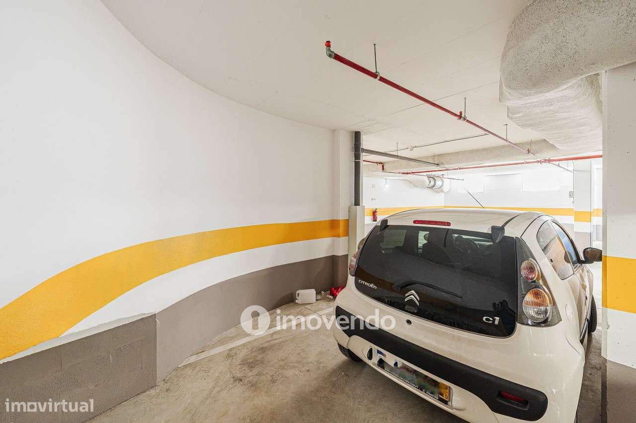 Apartamento T2, com estacionamento e cozinha equipada, na Amadora-44