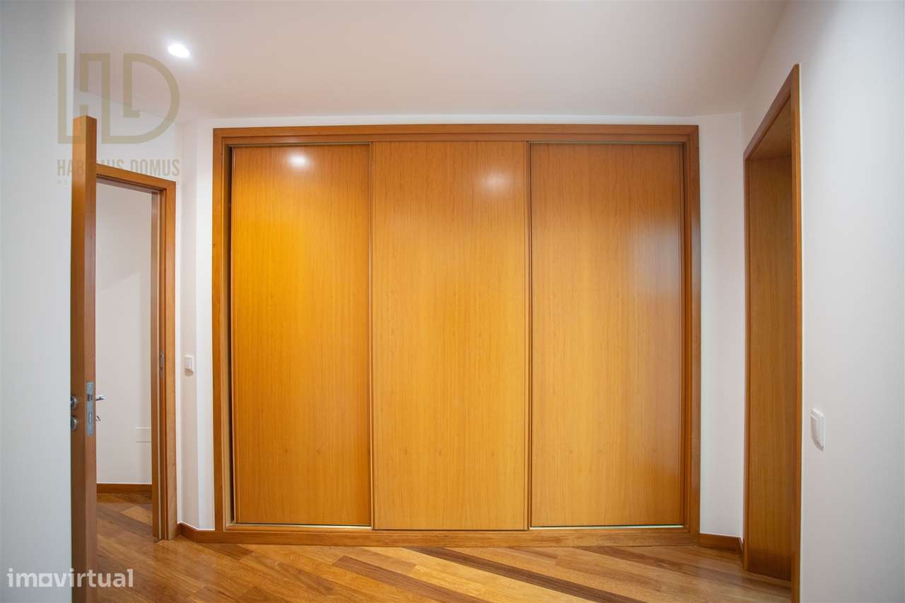 Moradia T3+1 de Luxo com 405m2 a 200 Metros da Praia em Canidelo.-21