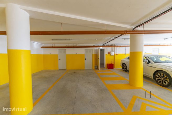 Apartamento T3 como novo, 2 lugares de garagem e 2 arrecadações, Esmor-27
