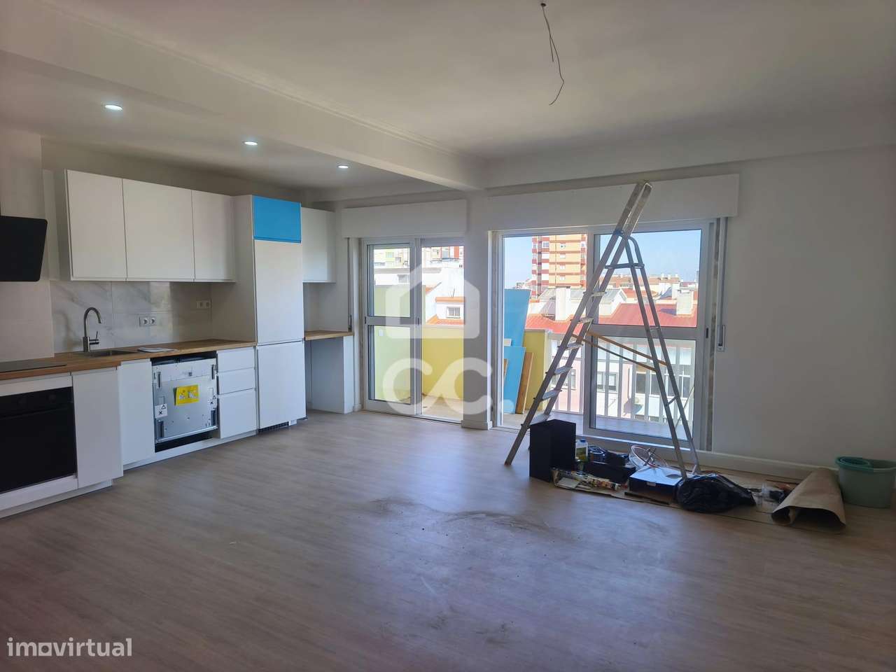 T3 Renovado com 3 Varandas na Amadora-28