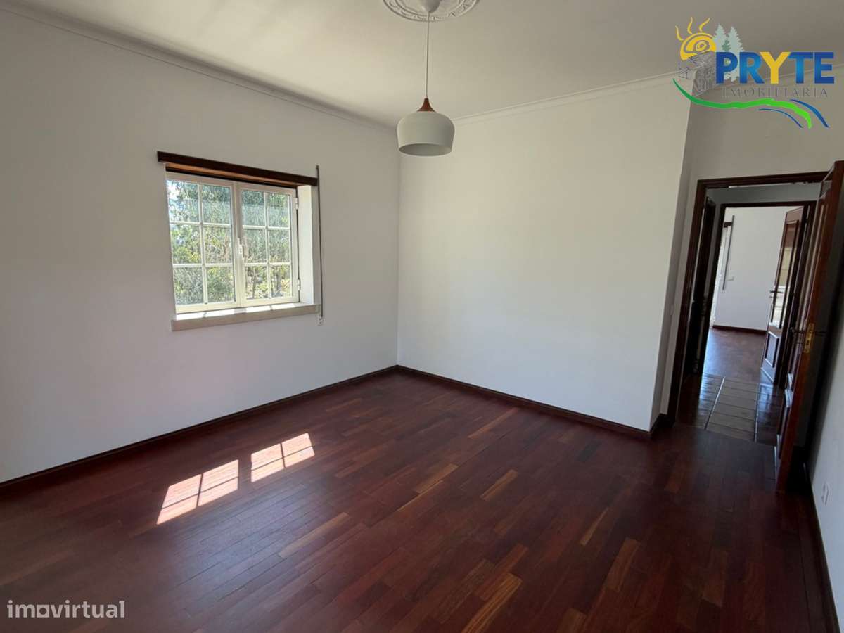 Moradia em Excelentes Condições com Amplo Terreno - Oportunidade Única-26