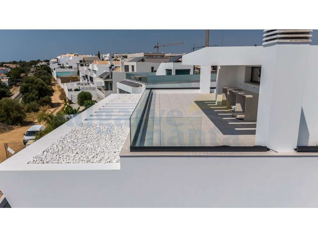 Moradia T4 de Arquitetura Contemporânea com Piscina, Rooftop e Vist...-8