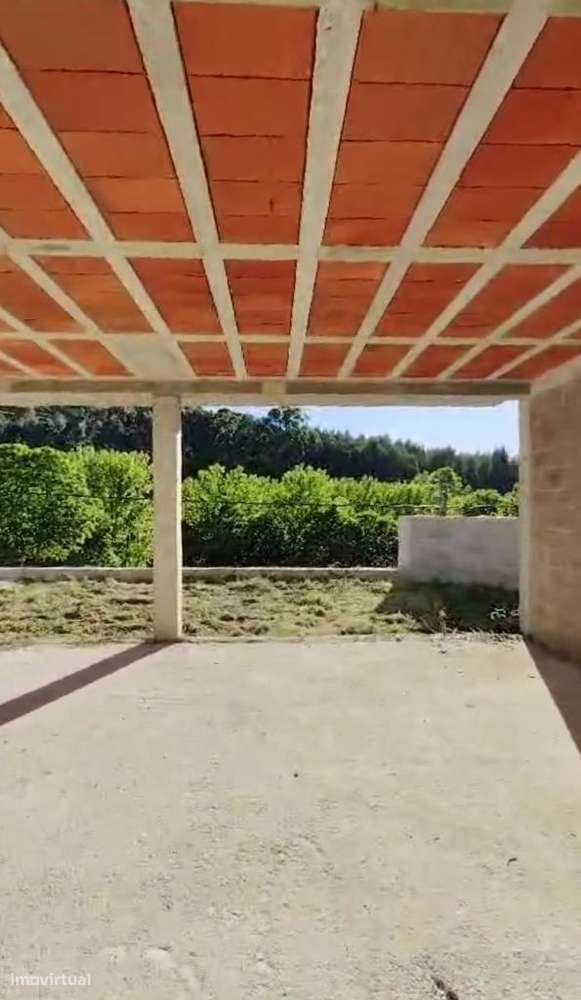 Moradia T3 em estrutura com garagem, jardim e vistas verdes-14