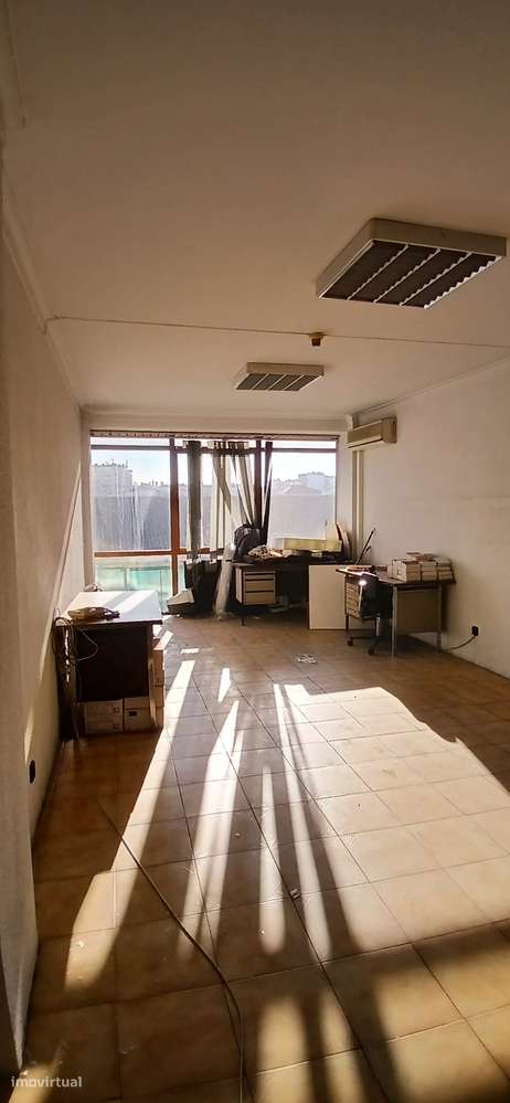 Excelente Escritório sito em rua central, em Almada - Grande imagem: 4/11