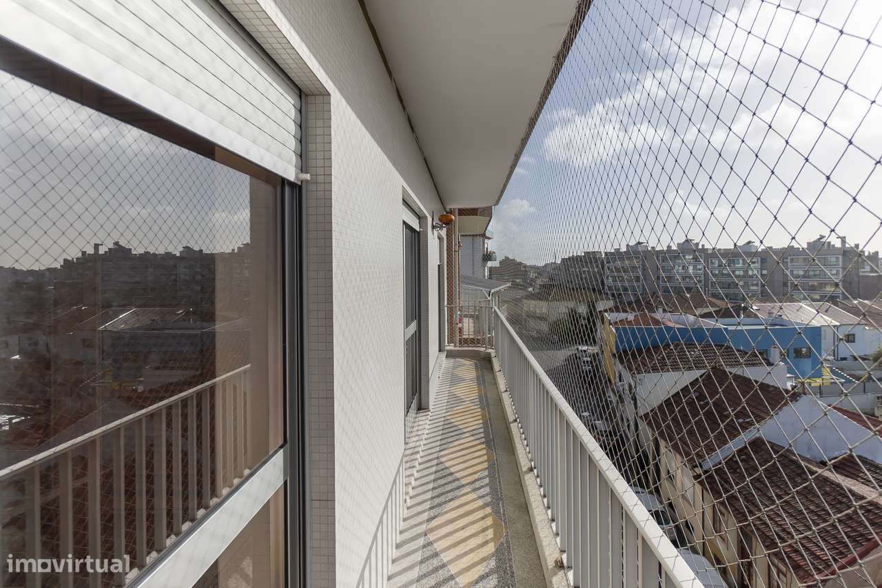 T3 com Varanda + Garagem | A 600m do Metro da Venda Nova-12