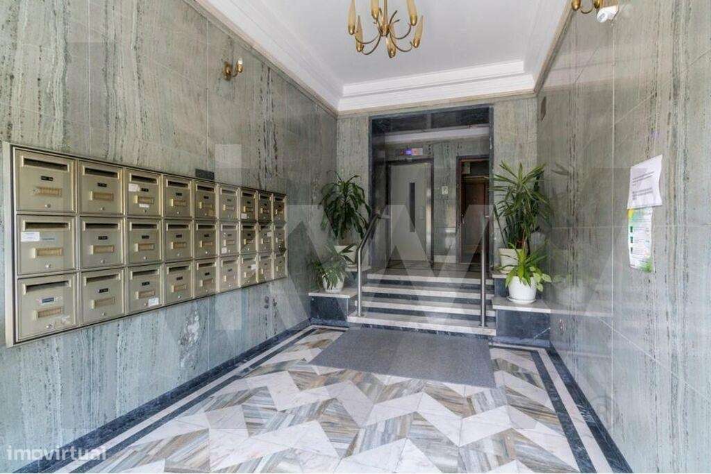 São Domingos de Benfica | Apartamento T2 Remodelado c/ varanda junto a-26