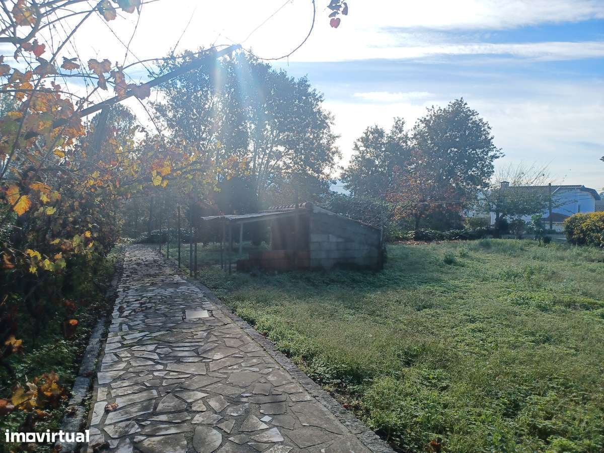 Mor.INDIVIDUAL  2300m2 de terreno + artigo urbano (Tipo T0)  em Lago-9