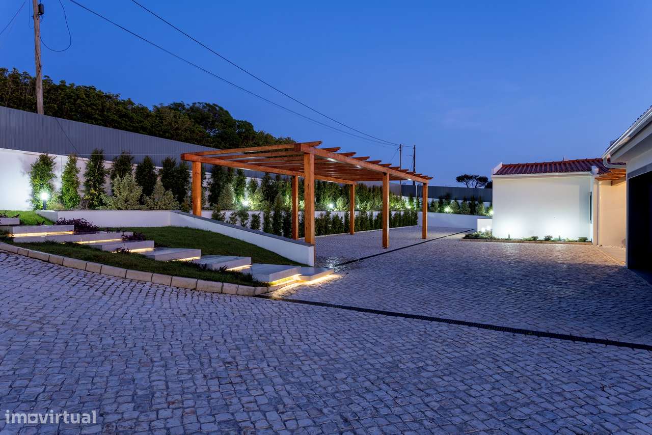 Moradia T6 com Piscina, Vista Mar e Terreno de 3.920 m² | Azoia, Sintr-12