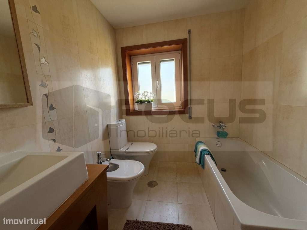 Espaçosa moradia T4 para venda em Esgueira-38