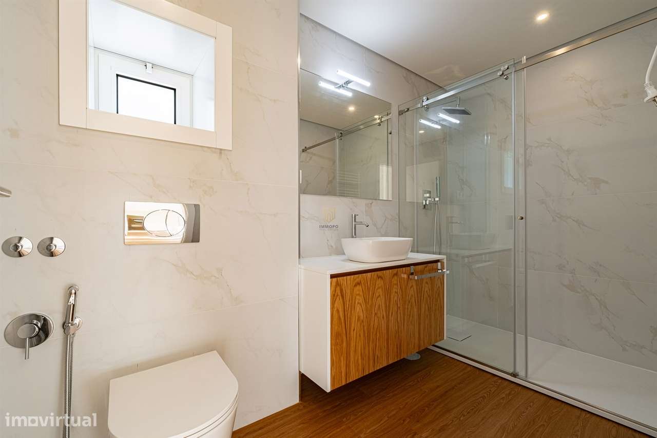 Apartamento T4 totalmente remodelado na Avenida da Boavista, Porto.-26