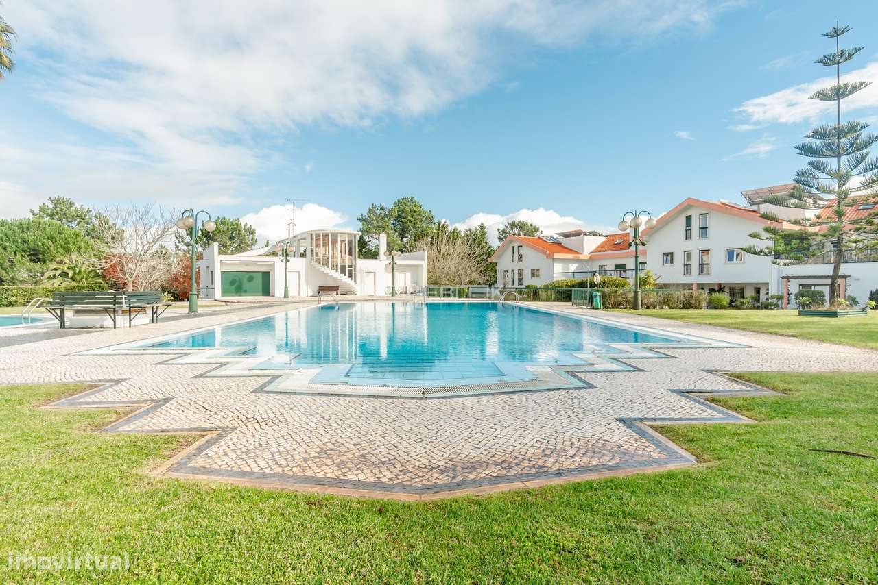 Moradia T5 renovada em condomínio fechado com piscinas, campo de ténis-57