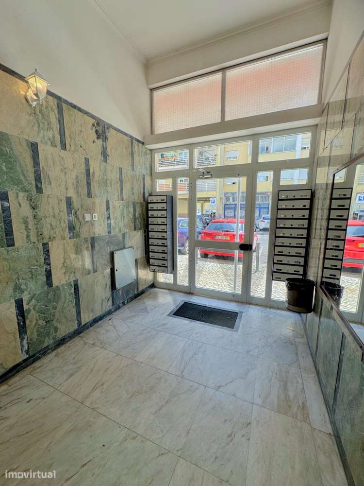 Excelente Oportunidade em Setúbal: T2 Parcialmente Renovado no Centro-19