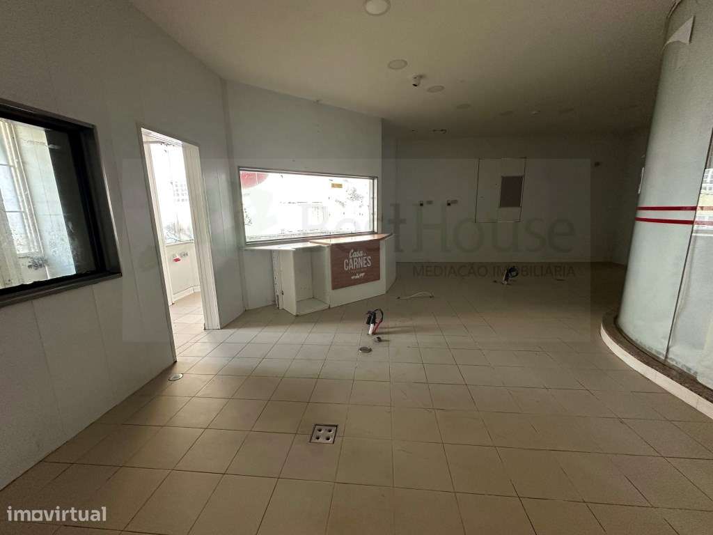 Vende-se Loja no Shopping Center de Massamá-13