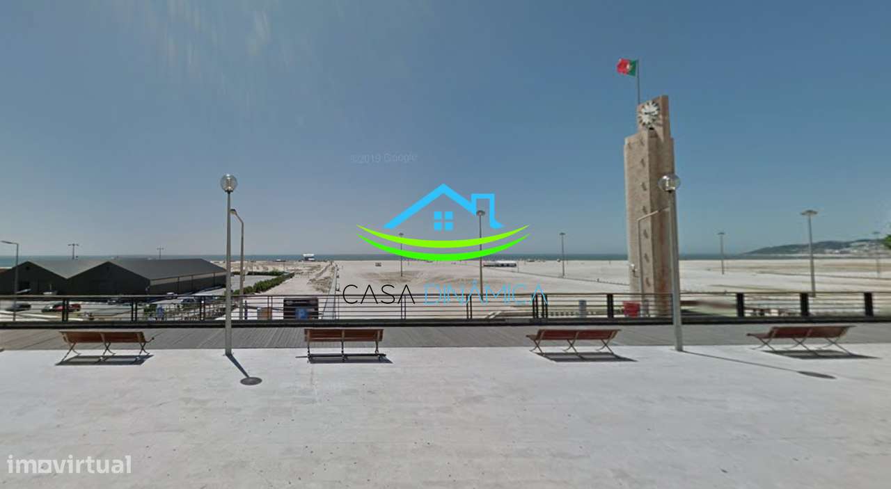 Loja na rua da Liberdade com 2 montras-11