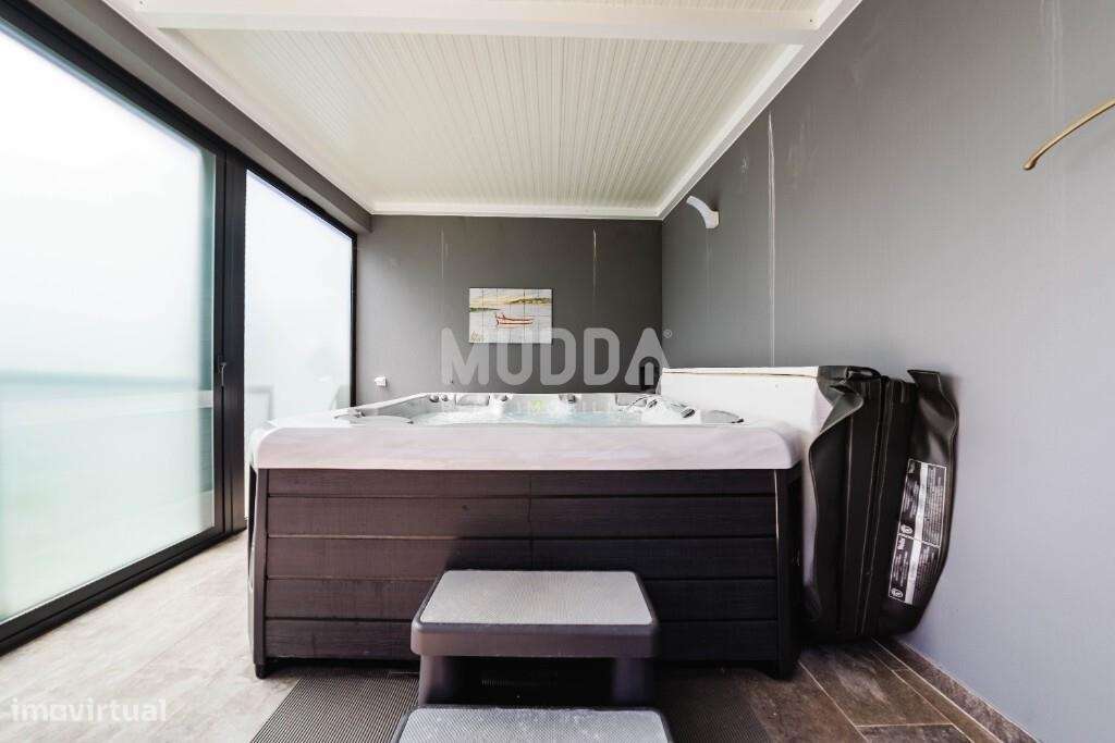Moradia T3 Premium com Piscina, Jacuzzi e Design Contemporâneo na Foz-48