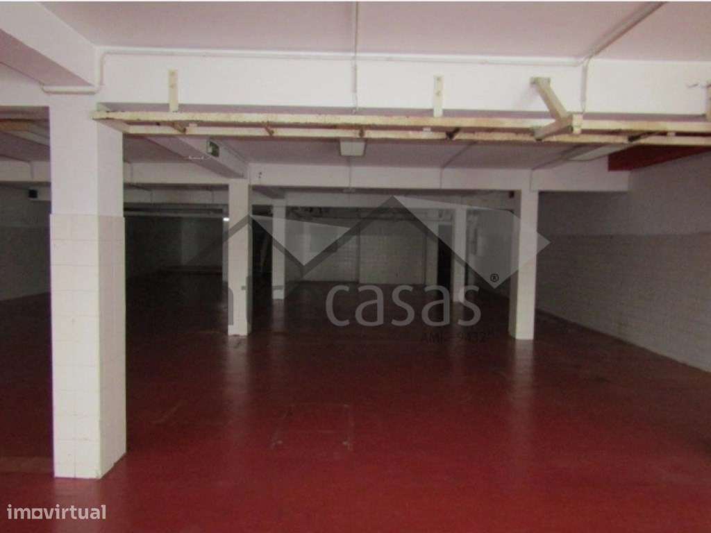 Loja comercial (dupla), rés do chão e cave, no centro do Porto, com... - Grande imagem: 3/12