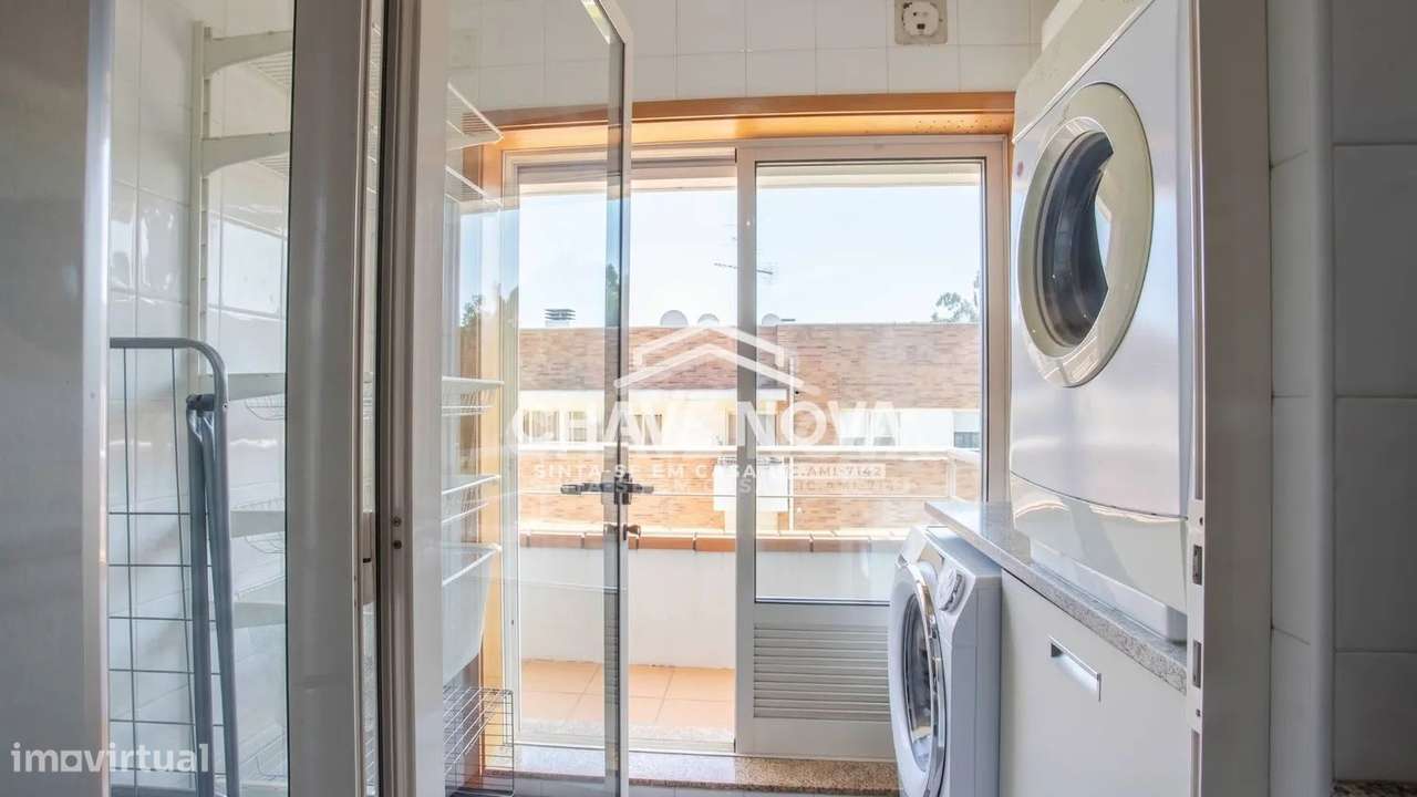 Apartamento T2, em Pedroso, com duas varandas, garagem e arrumos-15
