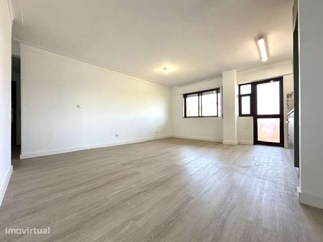 Apartamento T2 com varanda e elevador em Gondomar-5
