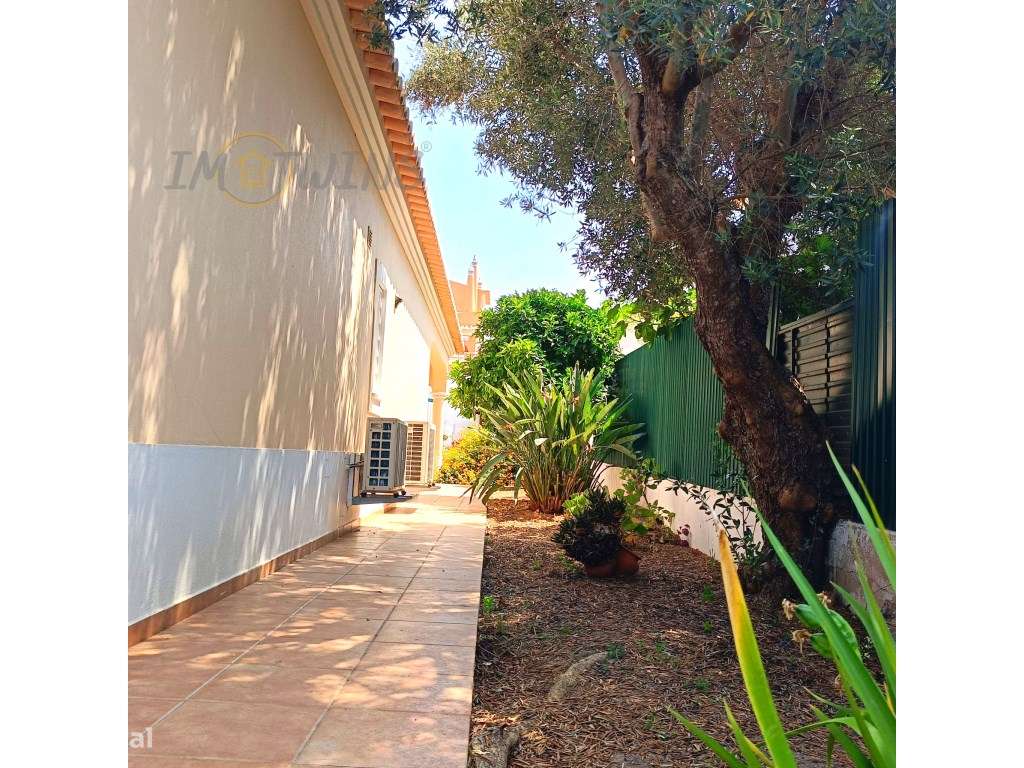 Moradia com piscina e jardim em Carvoeiro-15