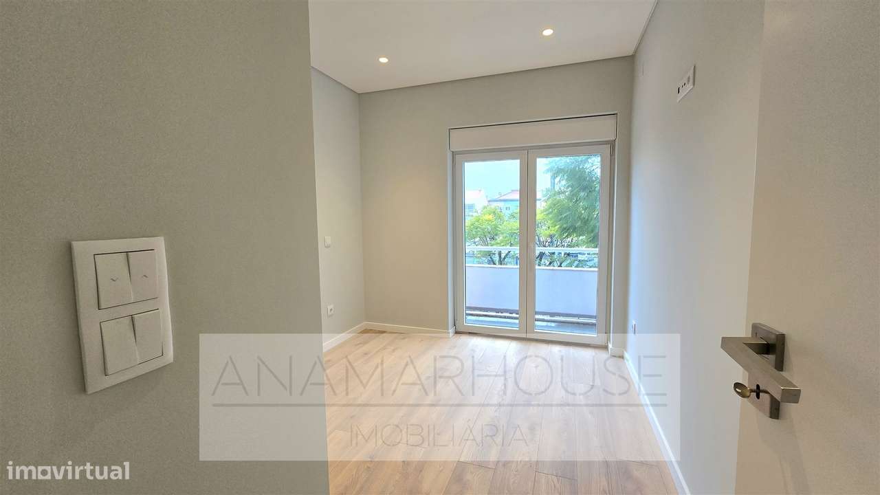 T2 Remodelado com varanda na Mina de Água, Amadora-7