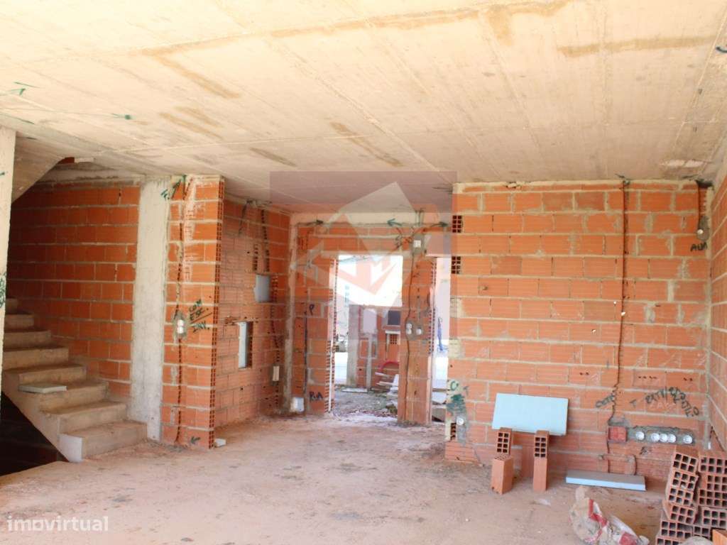 Moradia V3 em construção no Bairro do Girassol, Ramada-7