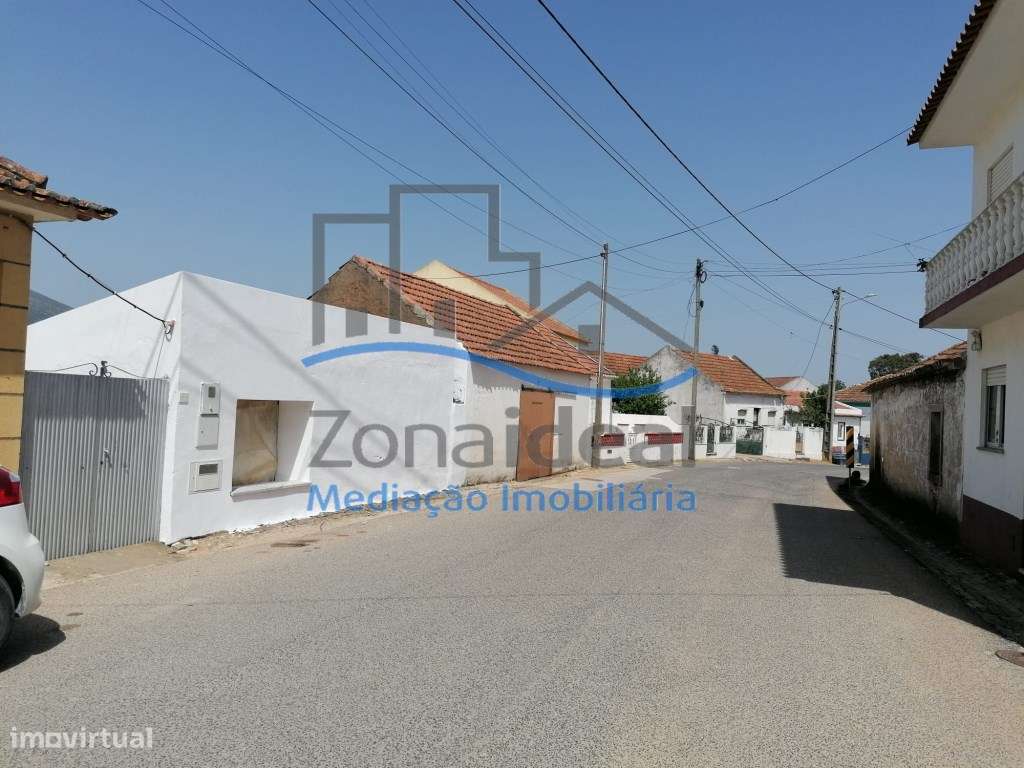 Moradia com quintal e terreno, localizada em Estribeiro, Abrigada, ...-16