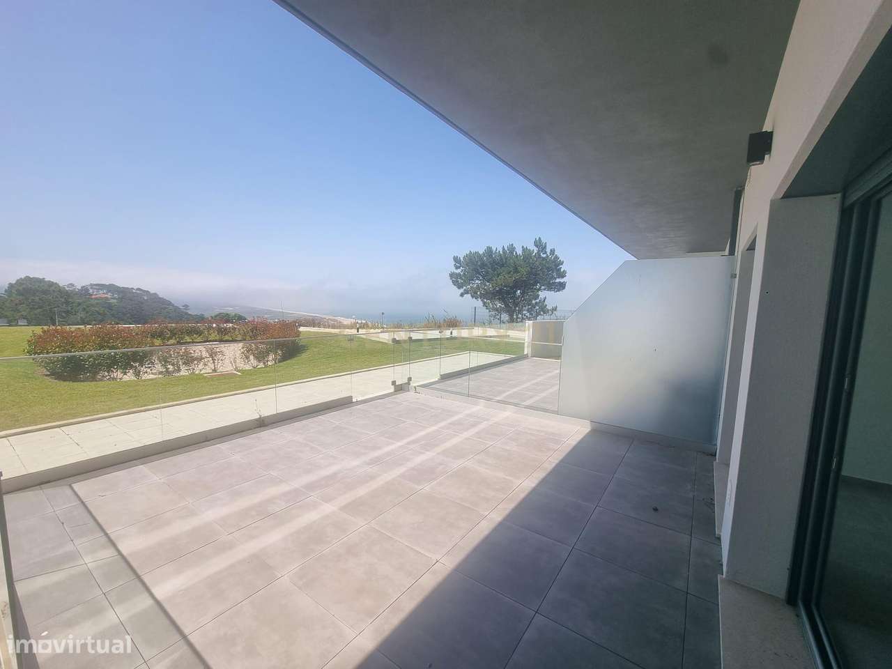 APARTAMENTO T1 - RÉS-DO-CHÃO - VISTA PANORÂMICA - TERRAÇO - GARAGEM - - Grande imagem: 5/17